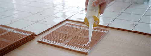 Вариант укладки плитки на пол с помощью клея