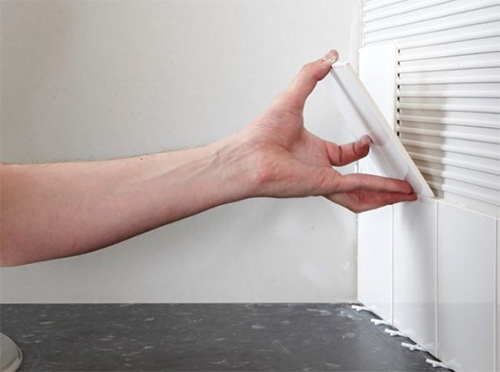 Вариант укладки плитки на стену с помощью клея