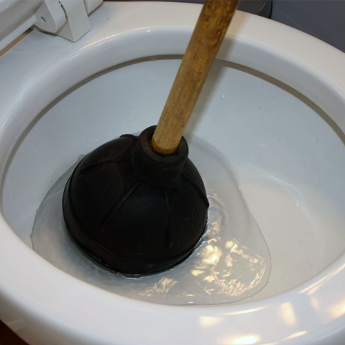 Пробиваем засор с помощью вантуза